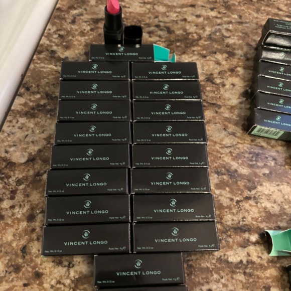 97 items Vincent Longo Assorted Cosmetics - Picture 6 of 16